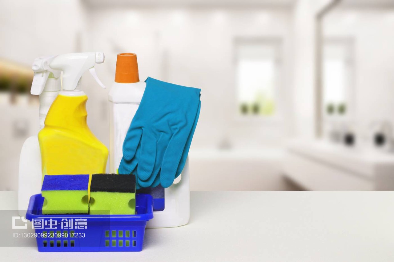 家庭清洁和卫生。抽象模糊浴室背景上白色桌子上房屋清洁产品和清洁用品的特写。家务概念。宏观。